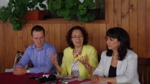 Министър Коларова Политиката вън от училище