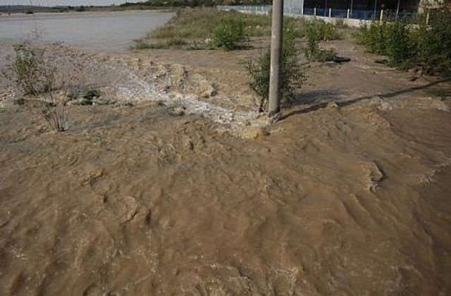 Кметът на Берковица: Достъпът до близо 80 къщи е отрязан от водата