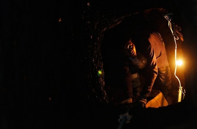 Десетки миньори блокирани под земята след земетресение в Босна