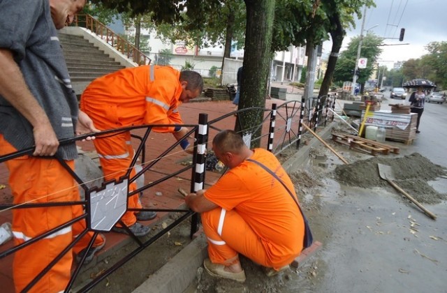 Нови парапети монтират по бул. „Демокрация” във Враца