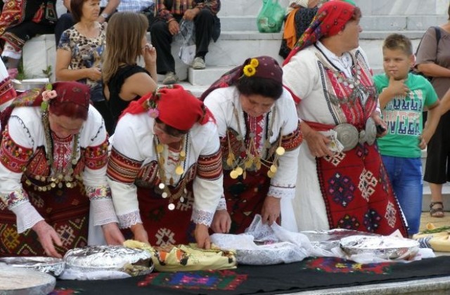 Фолклорните групи от община Сандански подредиха кулинарна изложба