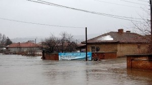 В Бисер евакуираха хората заради дъжда ВИДЕО