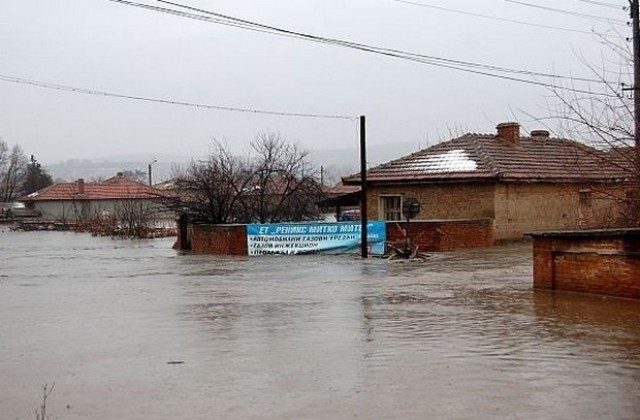 В Бисер евакуираха хората заради дъжда (ВИДЕО)