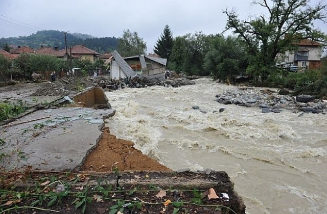 Гълъбовското село Априлово е наводнено, евакуират хора