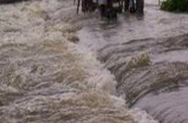 Евакуират жителите на Странско, водата в селото е 5 метра