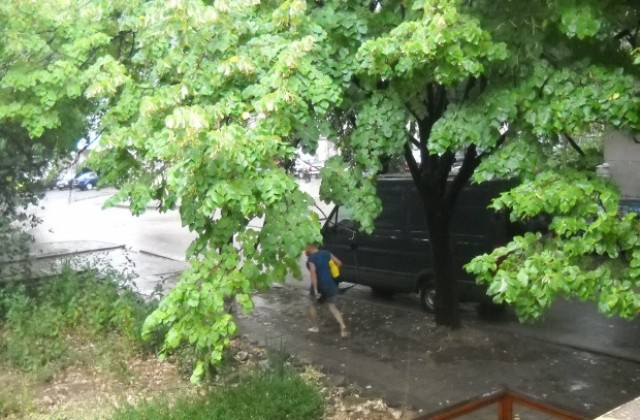 Отводняват дворове в старозагорски села