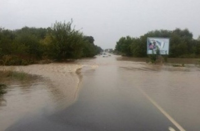 Пътят от автомагистралата до Стара Загора остава затворен