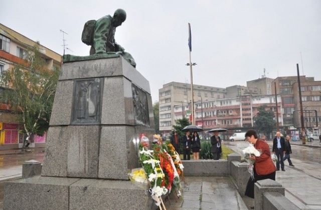 Поклон пред паметника на Скърбящия воин