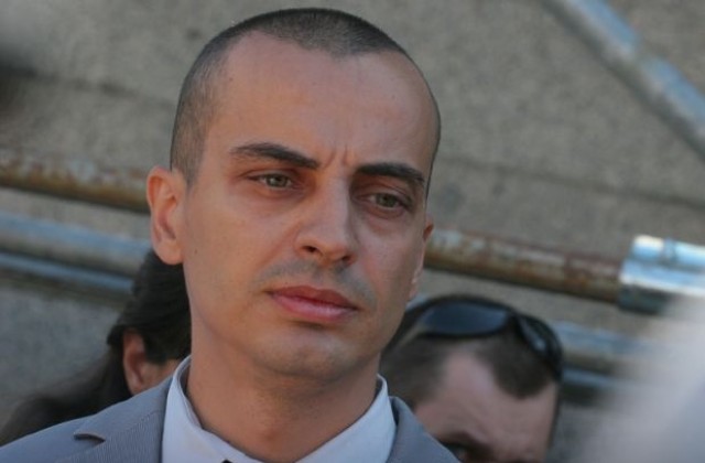 Няма решение за събаряне на паметника пред НДК