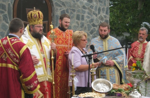 Осветиха новата камбанария в двора на черквата в с . Крайници