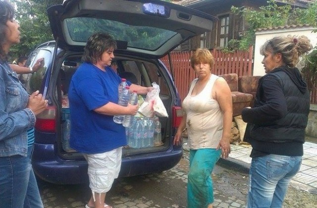 Вода и храна за пострадалите в Ново Паничарево
