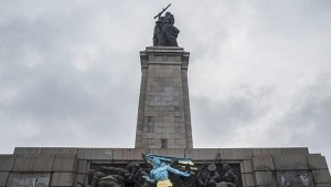 Нова акция при паметника на Съветската армия завърши с арести