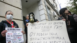 Близо 300 души излязоха на протест срещу добива на шистов