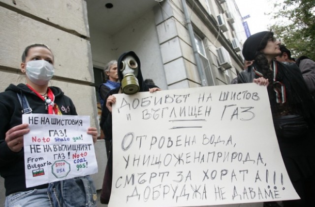 Близо 300 души излязоха на протест срещу добива на шистов газ