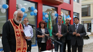 Със звън на будилник и водосвет Стефан Димитров откри щаба