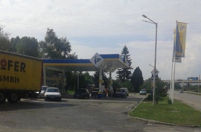 Двама маскирани обраха с пистолет бензиностанция