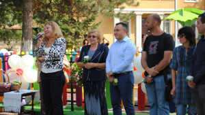 Разширена и обновена детска площадка радва от днес децата и