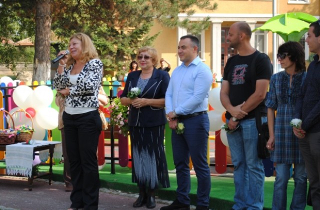 Разширена и обновена детска площадка радва от днес децата и родителите в село Ресен