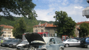 Автомобил се запали на паркинга на община Дупница