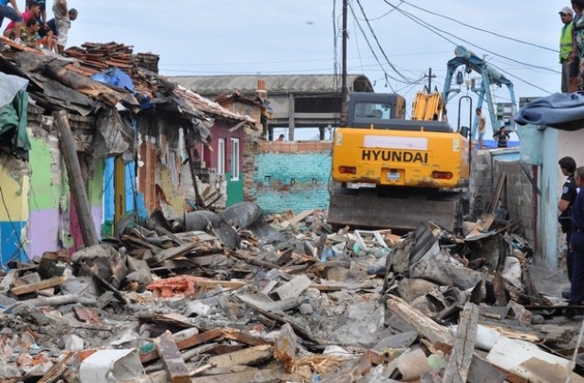 Събориха 13 незаконни къщи за да не плъзне епидемия в наводнения Комлук