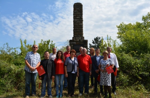 С почит и признателност към загиналите партизани