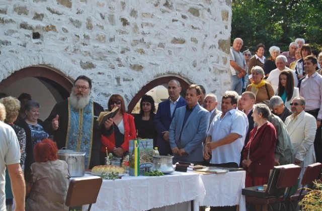 В Русаля и Хотница приветстваха Цветан Цветанов при откриване на ремонтираните си църкви