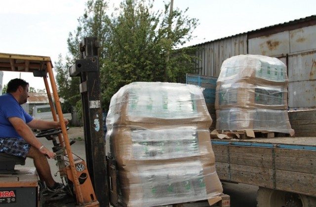 Фенове на Берое изпращат вода на наводнените села в старозагорско