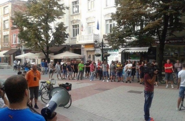 Скандирания в подкрепа на Цветан Василев по време на протест в Пловдив