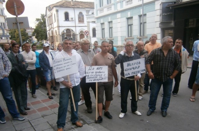Протестиращи в Габрово поискаха арест и разследване на Иван Искров