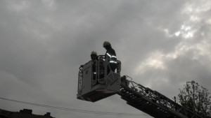 Демонстрираха пред деца как работят пожарните автомобили