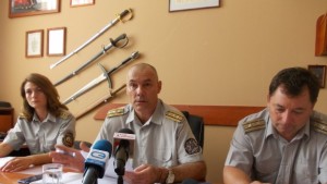 Награждават пожарникари спасили възрастна жена