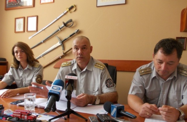 Награждават пожарникари, спасили възрастна жена