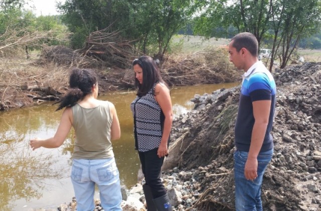 Екипът на ГЕРБ помага на пострадалите от наводнението в старозагорското село Михайлово