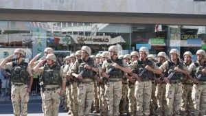 Военни дариха средства за млада жена болна от рак