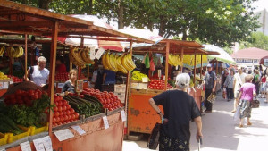 Търговци по пазарите шмекеруват с везните