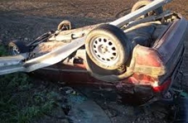 Кола се преобърна по таван