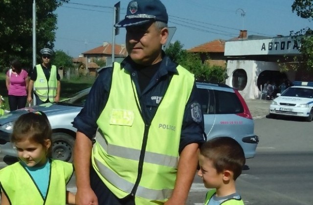 Съвместно дежурство на деца и полицаи на пътя