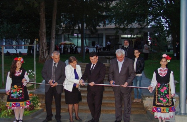 Инж. Георги Рачев преряза лентата на обновения площад  в сухиндолското село Коевци