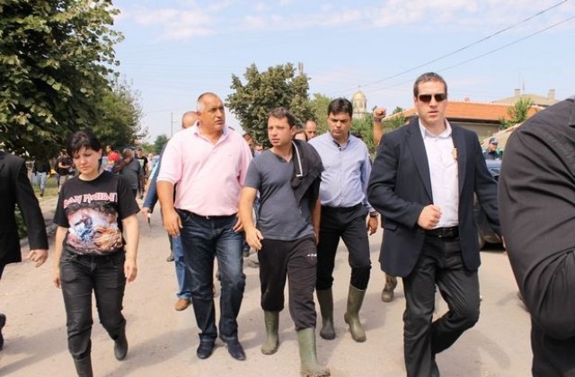 От наводненото с. Странско хвалят кандидатите за депутати пред лидера им Борисов