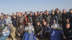 Трима космонавти от МКС се завърнаха на Земята след половин