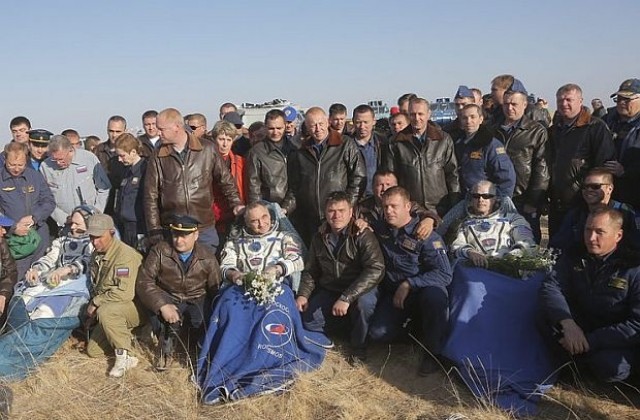 Трима космонавти от МКС се завърнаха на Земята след половин година в космоса