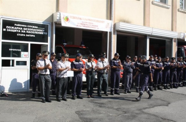 Осемгодишно момиченце се включи в демонстрациите за празника на пожарникарите