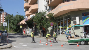 Кметът инспектира работата по обновяване на пешеходните пътеки