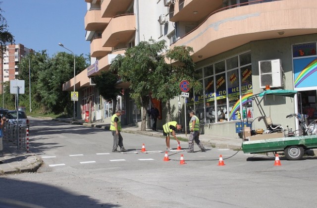 Кметът инспектира работата по обновяване на пешеходните пътеки