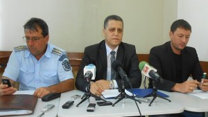 Полицаи беседват с дилъри на гласове