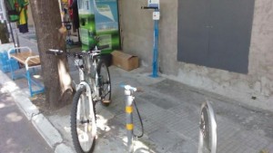 Варненец направи безплатна зона за ремонт на колелета крадат го