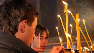 Църковните свещи поскъпват двойно правят ги по нова технология
