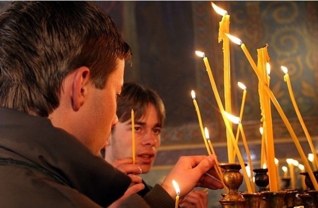 Църковните свещи поскъпват двойно, правят ги по нова технология