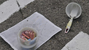 Оградата на Софийската математическа гимназия беше почистена от надписи