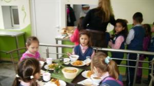 Ученическо хранене готви таратор и пилешка пържола с ориз и